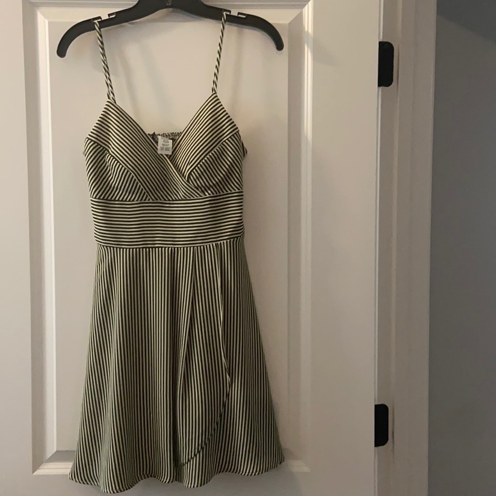 Green and whitel dress size M